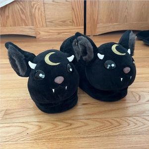 KILLSTAR VAMPIR SLIPPERS S-M KREEPTURES/M - US 5.5-8.5. 100% Polyester
